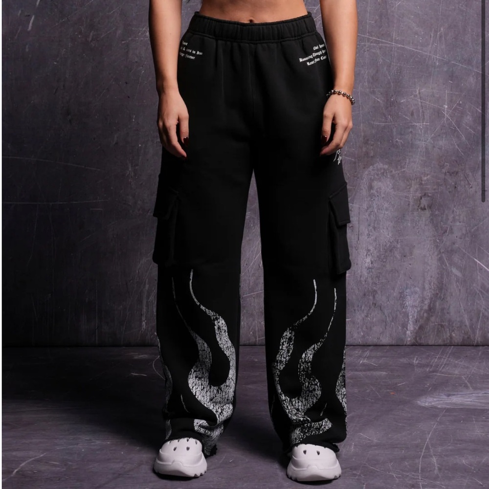 LIFE AND DEATH SHE BIG COZY CARGO SWEATS IN BLACK